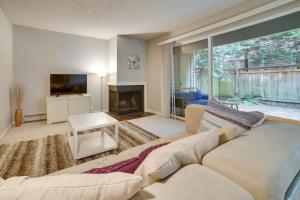 ein Wohnzimmer mit einem Sofa und einem Kamin in der Unterkunft Cozy Kirkland Condo about 11 Mi to Downtown Seattle! in Kirkland
