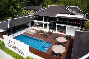 z góry widok na dom z basenem w obiekcie Numsai Khaosuay Resort w mieście Ranong