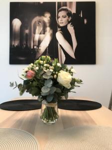 a vase of flowers sitting on a table at Appartement New Town in Dresden