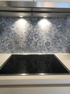 Una cocina con una pared de azulejos con luces. en Appartement New Town, en Dresden 18 fotos más