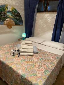 Daniele's Sea flat close to Soverato في Marina di Davoli: غرفة نوم بسريرين يوجد مناشف على السرير