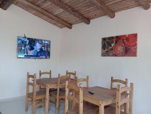 - une salle à manger avec une table et des chaises en bois dans l'établissement Pousada Angel's It, à Torres