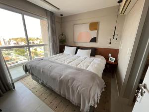 Tempat tidur dalam kamar di Apartamento Flat em Macaé - vista para o mar