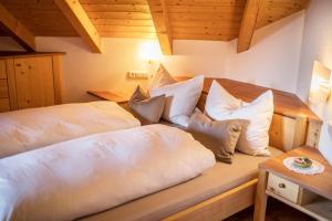 Zimmer mit 2 Betten und weißen Kissen in der Unterkunft Adulty Only Wasserfall Tschorn in Pfunders