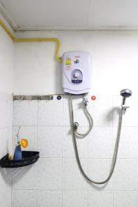 een douche in de badkamer met aitizer bij Lucky hostel in Luang Prabang