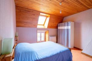 um quarto com uma cama grande e um tecto em madeira em Maison De Vacances 6-8 Pers Proche em La Tour-dʼAuvergne