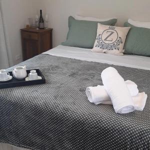 Una cama o camas en una habitación de Chalézinho Santorini