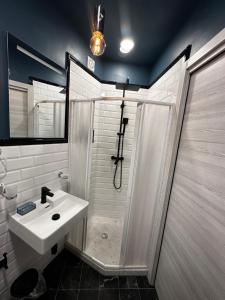 een badkamer met een douche, een wastafel en een douche bij Le Case Col Sole da Silvia INTERNO 1 in Cisterna di Latina