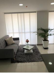 ein Wohnzimmer mit einem Sofa und einem Tisch in der Unterkunft Apartamento confortable y excelente ubicación in Bello