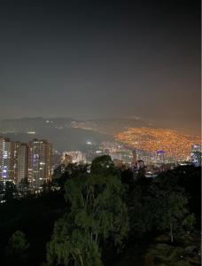 eine Aussicht auf eine Stadt mit Lichtern in der Unterkunft Apartamento confortable y excelente ubicación in Bello