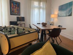 uma sala de estar com uma mesa e um tabuleiro de xadrez gigante em 4P Terrasse, Palais à 500 m, Charme Bourgeois em Cannes