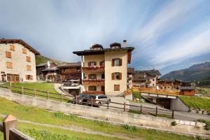 ein Gebäude mit einem LKW, der davor parkt in der Unterkunft Casa Silvia in Livigno