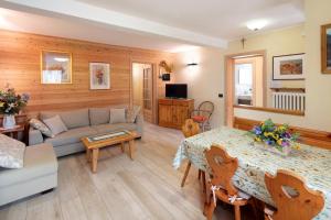 een woonkamer met een bank en een tafel bij Casa Silvia in Livigno