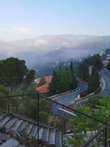 una vista de un camino sinuoso en una ciudad en The Mouflon House Pedoulas en Nicosia