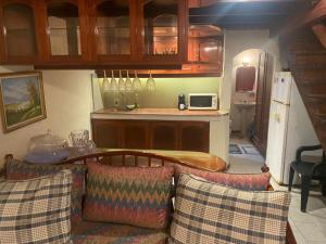 a living room with a couch and a kitchen at Country San Bernardino in San Bernardino