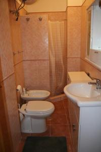 a bathroom with a toilet and a sink at Appartamento Arnolucci in Rovere