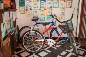 zwei Fahrräder, die nebeneinander in einem Zimmer geparkt werden in der Unterkunft Hostal Azul in Granada