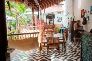 Reštaurácia alebo iné gastronomické zariadenie v ubytovaní Hostal Azul