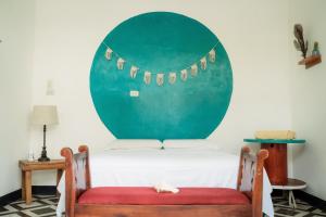 Schlafzimmer mit einem Bett, einem Tisch und einem Spiegel in der Unterkunft Hostal Azul in Granada