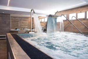 bañera grande con fuente de agua en Hotel Best Oasis Park, en Salou