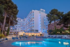 um hotel com piscina em frente a um edifício em Hotel Best Mediterraneo em Salou