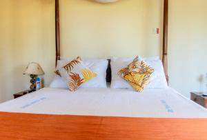 Katil atau katil-katil dalam bilik di Sand and Shells Beach House- 4 Bedroom with a pool