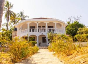Taman di luar Sand and Shells Beach House- 4 Bedroom with a pool