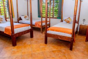 Katil atau katil-katil dalam bilik di Sand and Shells Beach House- 4 Bedroom with a pool
