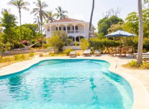 Kolam renang di atau dekat dengan Sand and Shells Beach House- 4 Bedroom with a pool