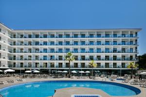 een hotel met een zwembad voor een gebouw bij Hotel Best San Diego in Salou