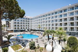 een resort met een zwembad en een groot gebouw bij Hotel Best San Diego in Salou