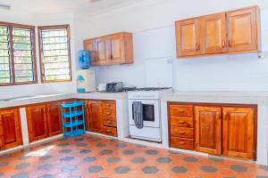 Dapur atau dapur kecil di Sand and Shells Beach House- 4 Bedroom with a pool