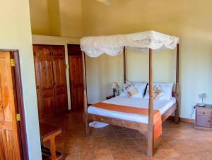 Katil atau katil-katil dalam bilik di Sand and Shells Beach House- 4 Bedroom with a pool