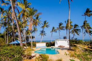 Kolam renang di atau dekat dengan Sand and Shells Beach House- 4 Bedroom with a pool