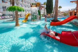 Bazén v ubytovaní Hotel Best Lloret Splash alebo v jeho blízkosti