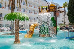 Bazén v ubytovaní Hotel Best Lloret Splash alebo v jeho blízkosti