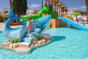 Bazén v ubytovaní Hotel Best Lloret Splash alebo v jeho blízkosti