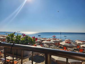 サヴォーナにあるLA CASETTAの海の景色を望むビーチ(パラソル、椅子付)