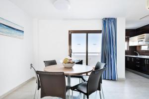 a kitchen and dining room with a table and chairs at Best Club Vacaciones Pueblo Indalo in Mojácar