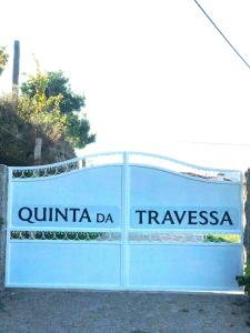 un signo que lee quina da transnesse en Quinta da Travessa en Cinfães