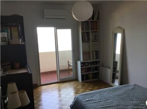 1 dormitorio con cama, espejo y ventana en Ajaccio . chambre avec vue, en Ajaccio