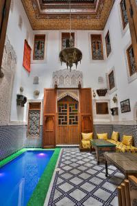 a room with a swimming pool in a building at Dar Elinor in Fès
