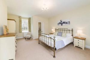 1 dormitorio con 1 cama, 1 mesa y 1 silla en Coach House, Middleton Hall Estate en Belford