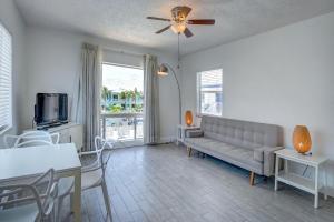 sala de estar con sofá, TV y mesa en Blue Strawberry by the Sea, en Fort Lauderdale