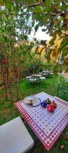 una mesa de picnic con un plato de comida. en Maison d'Hôte Argana, en Aït Idaïr