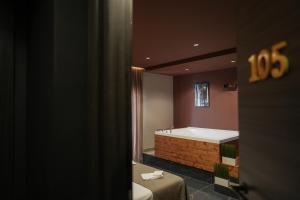 ein Badezimmer mit einer Badewanne und einem großen Spiegel in der Unterkunft Favorite Room in Nola