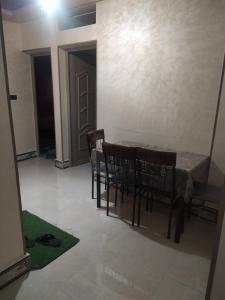 ein Esszimmer mit einem Tisch und Stühlen in der Unterkunft شقق فندقية بن خليل /hôtel appartements Bin khlil in Tan-Tan