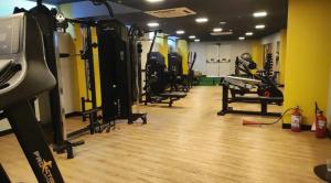 einen Fitnessraum mit mehreren Laufbändern und Maschinen in einem Zimmer in der Unterkunft Apartamento 1411 Barretos Park Hotel - O Hotel do Parque do Peão in Barretos