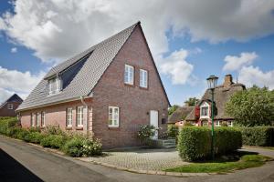 a red brick house with a pitched roof at Hygge Hus in Oevenum