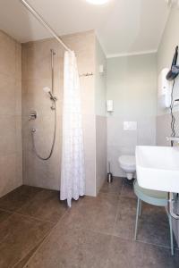 bagno con doccia, lavandino e servizi igienici di Urige Schlaffässer im Winzergarten inklusive Weinprobe a Bockenheim